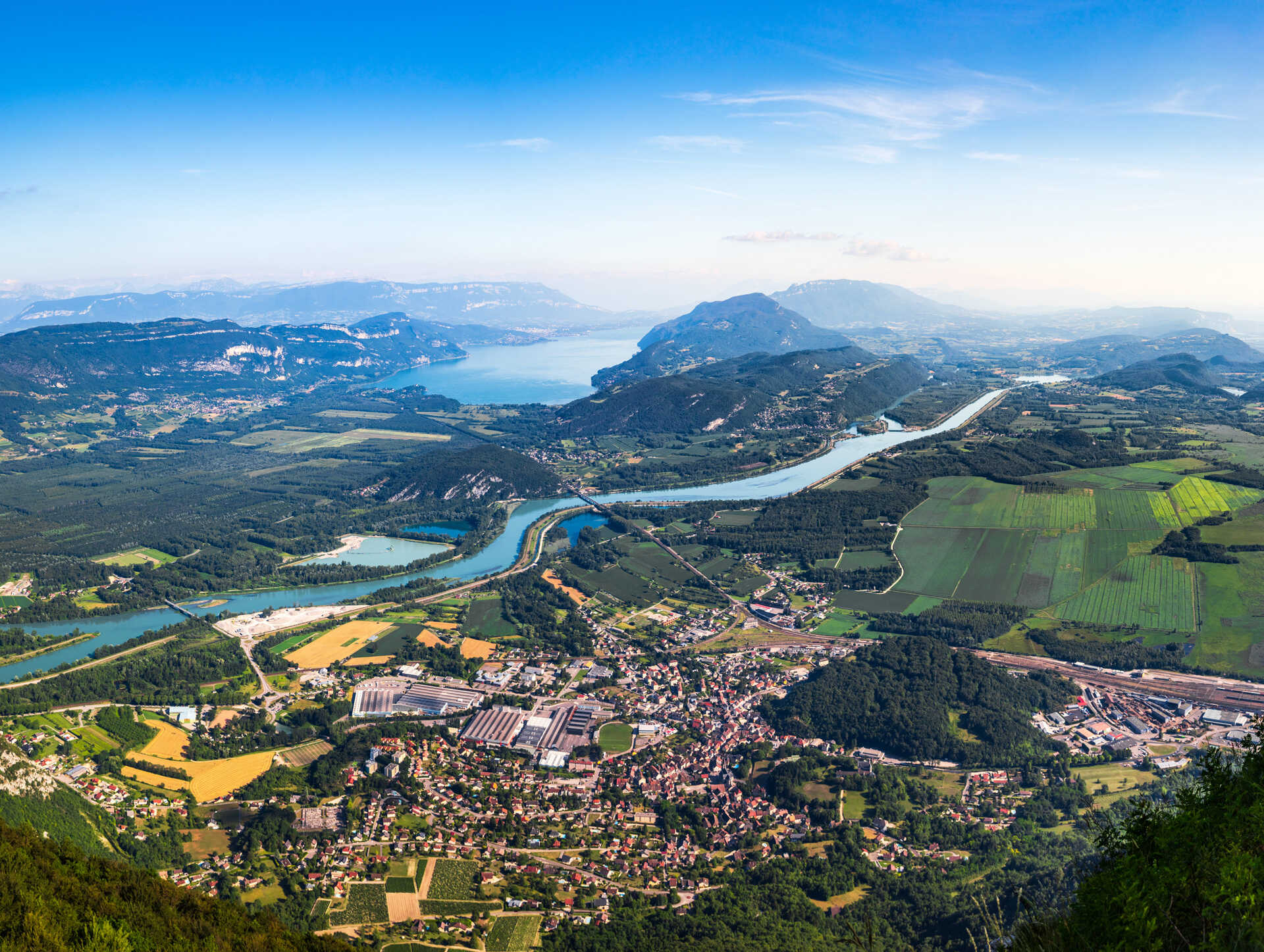 paysage de montagne avec une rivière